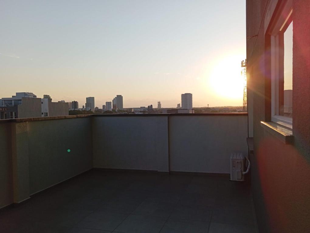 ein Balkon mit Blick auf die Skyline der Stadt in der Unterkunft APARTAMENTO DE LUJO en HERA TOWER in La Playa Bejarano