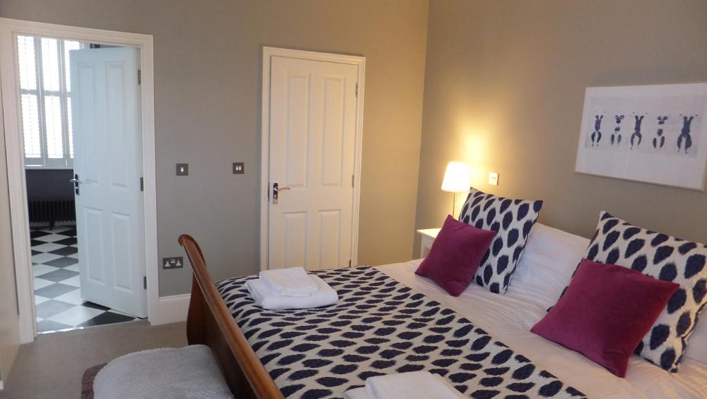 1 dormitorio con 1 cama grande con almohadas rojas y blancas en Te Papa, en Ramsgate