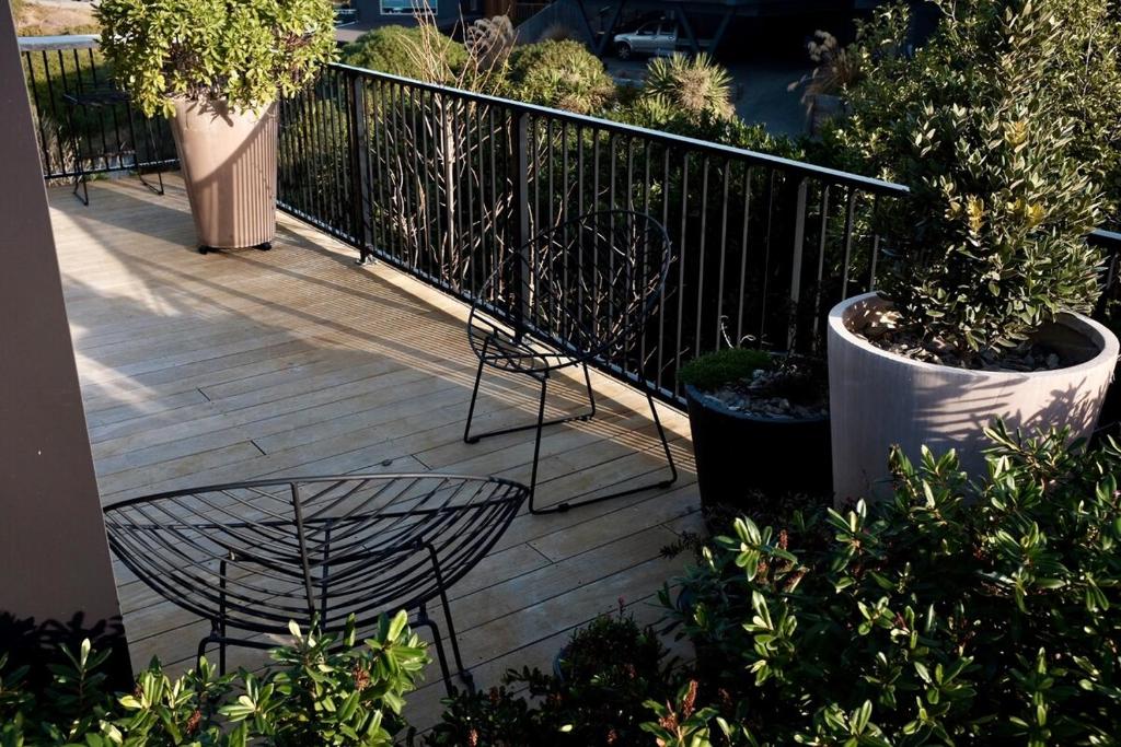 Architectural guest house in St Clair - Resim 16