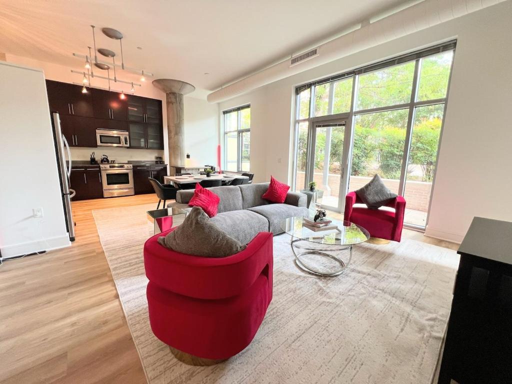 ein Wohnzimmer mit einem roten Sofa und einer Küche in der Unterkunft The Tysons Corner Suite I 4 beds in Odricks Corner