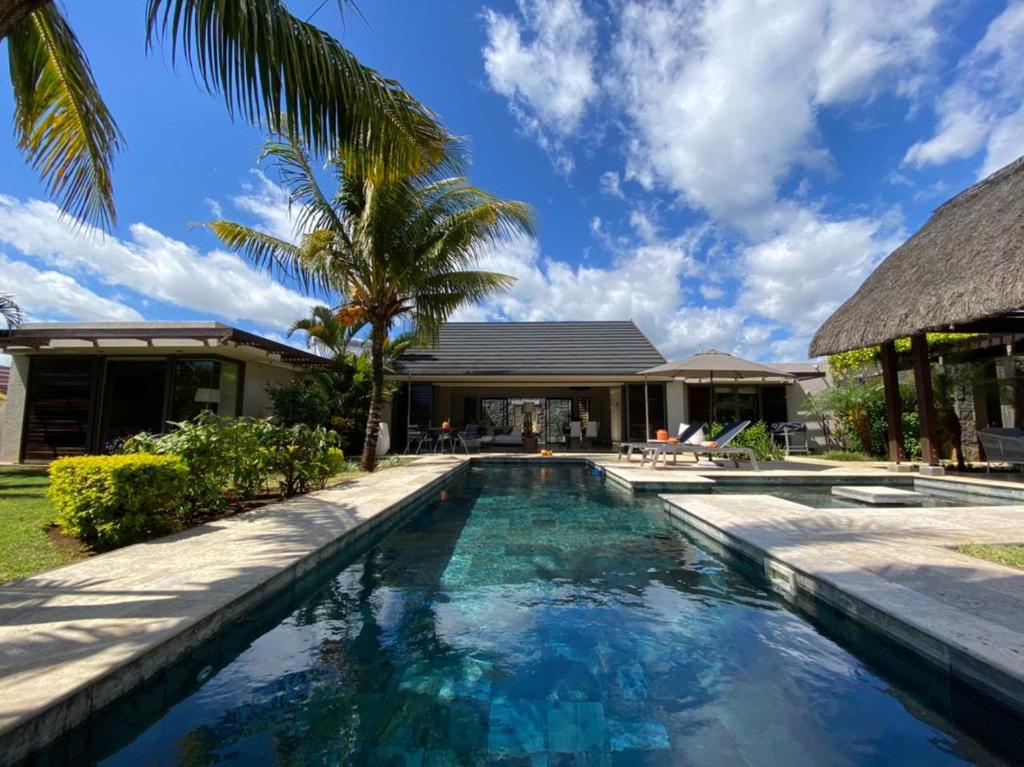 La alberca dentro o cerca de Luxe tropical villa