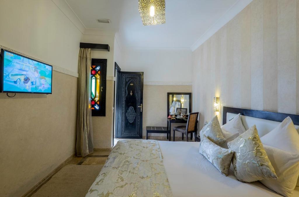 TV a/nebo společenská místnost v ubytování Riad Nesma Suites & Spa