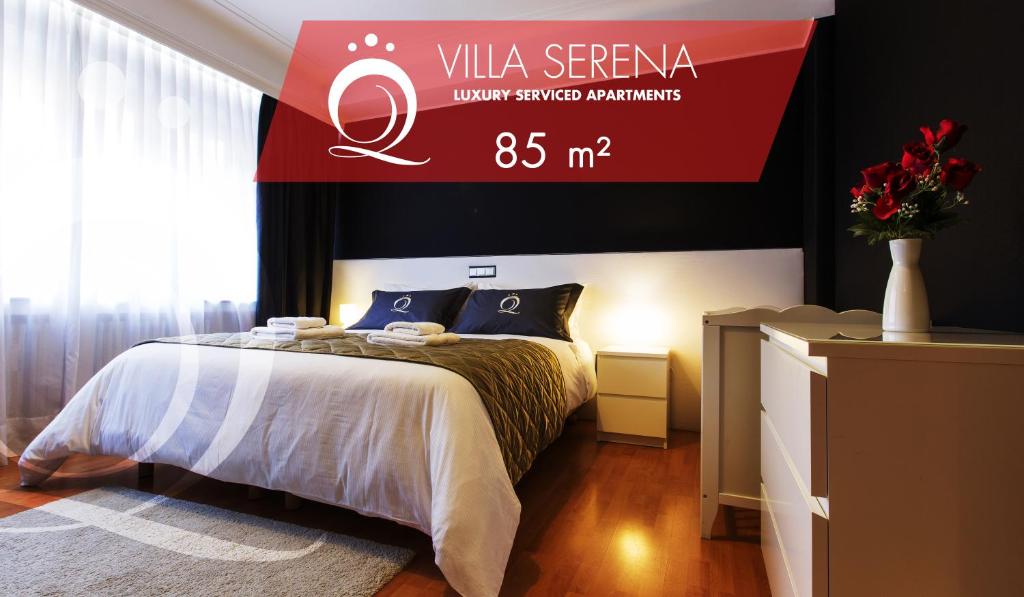 Una habitación con una cama y un cartel que lee Villa Serena de lujo en The Queen Luxury Apartments - Villa Serena, en Luxemburgo