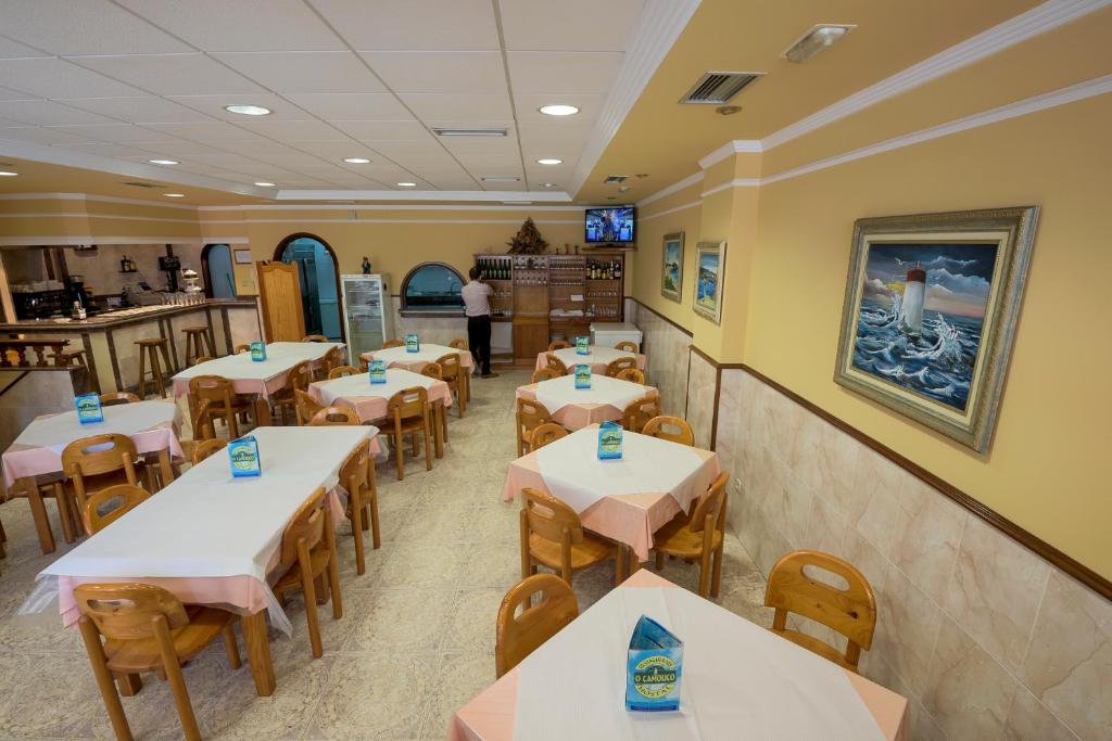 Reštaurácia alebo iné gastronomické zariadenie v ubytovaní Hostal O Camouco