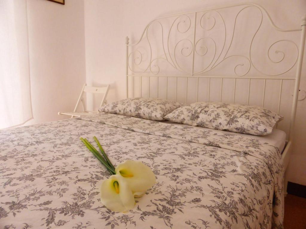 a bedroom with a bed with a flower on it at MY HOUSE to Cinque terre in La Spezia