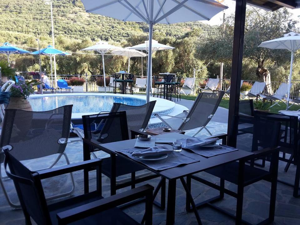 Bassein majutusasutuses Adams Hotel või selle lähedal