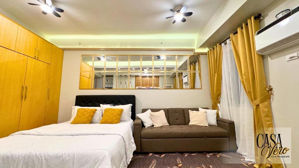 Una cama o camas en una habitación de Casa Vero Elegant, Spacious Condo, with 4 Pools