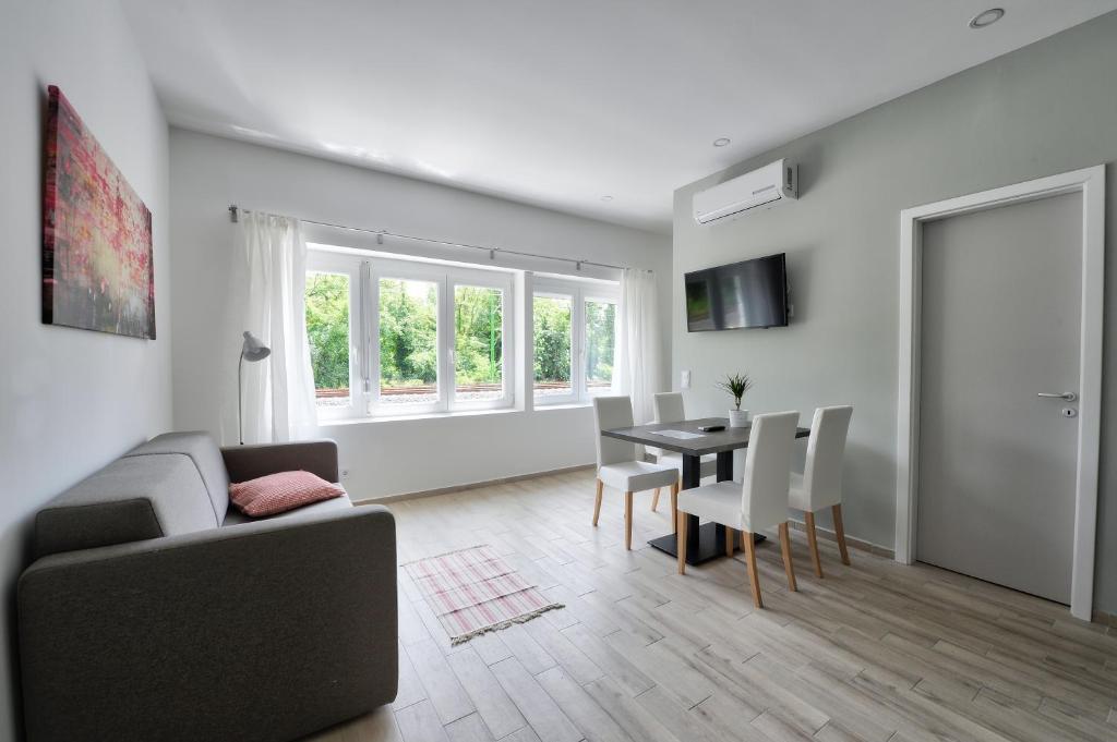 salon z kanapą, stołem i krzesłami w obiekcie Villa Oliver 2 Siófok w Siófoku