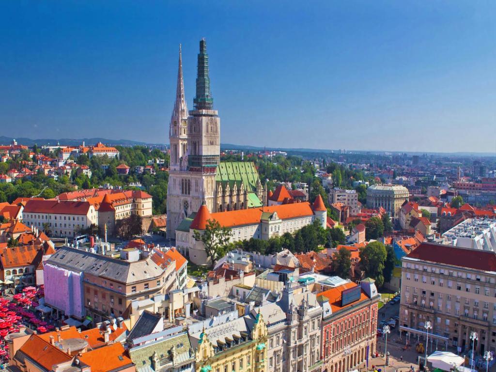 eine Luftansicht einer Stadt mit einem hohen Gebäude in der Unterkunft Guesthouse Lessi in Zagreb