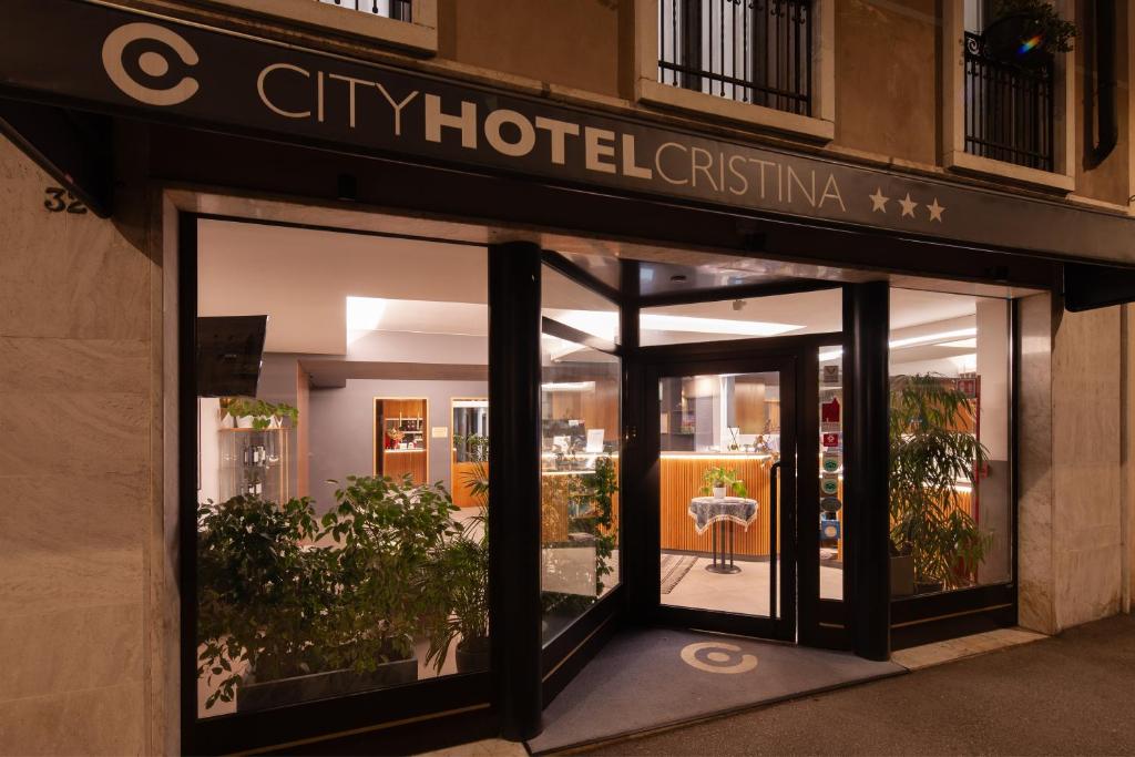 Un escaparate de una institución hotelera urbana con un cartel en él en CityHotel Cristina Vicenza, en Vicenza
