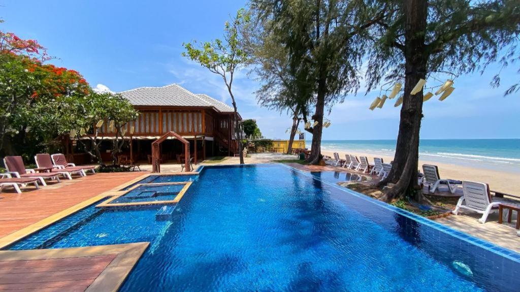 una gran piscina junto a una playa en Baan Talay Dao Resort, en Hua Hin