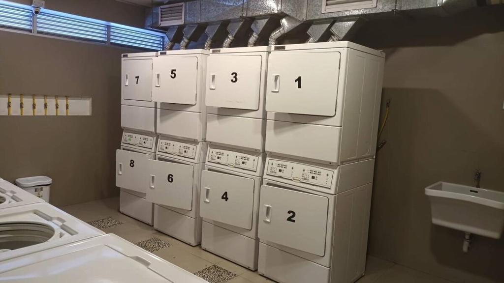 un tas d'appareils blancs dans une pièce dans l'établissement Departamento de Lujo en Zona Financiera y Centrica, à San Antonio