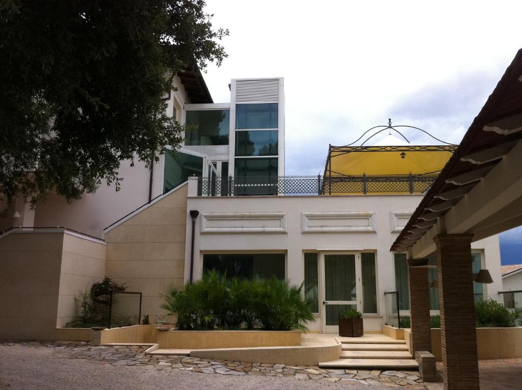 Cette grande maison blanche dispose d'un balcon. dans l'établissement Hotel Villa Alessandra, à Alanno