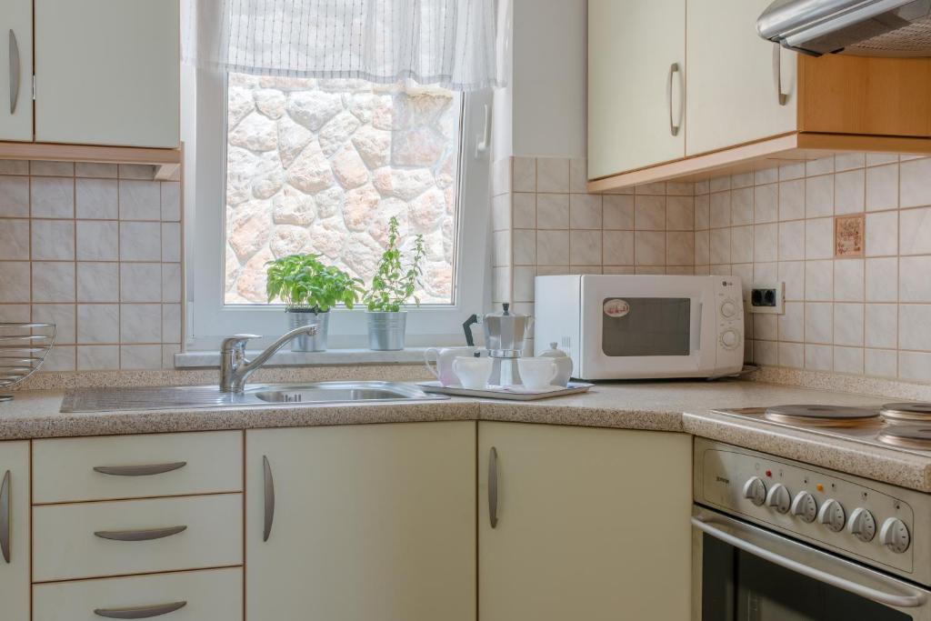 Kuchyňa alebo kuchynka v ubytovaní Seaside Apartment Barić Draga
