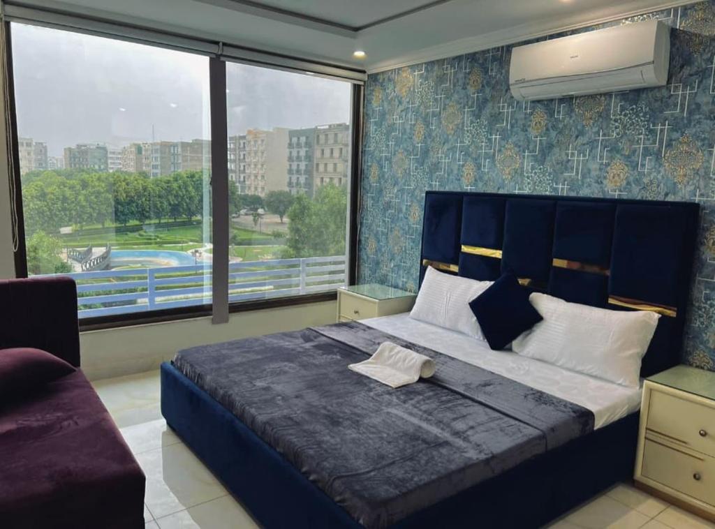 Giường trong phòng chung tại Bahria Eiffel View Apartments