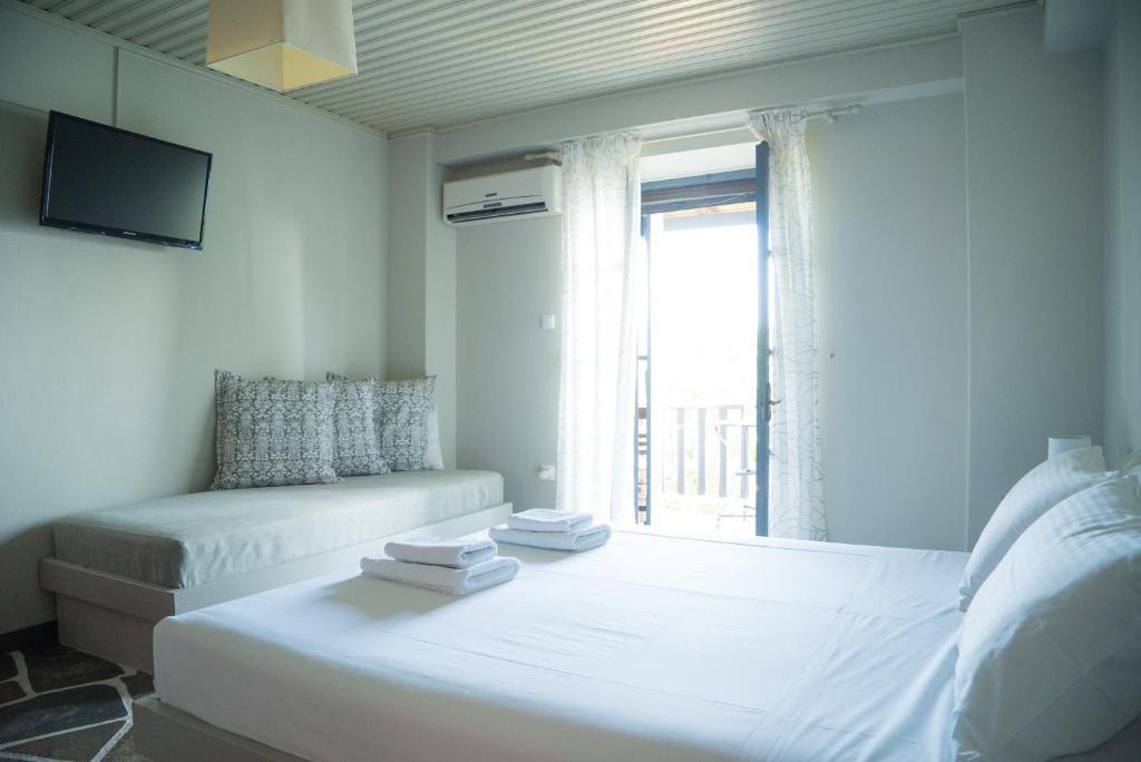 Postel nebo postele na pokoji v ubytování MELIES- Seaside Boutique Apartments