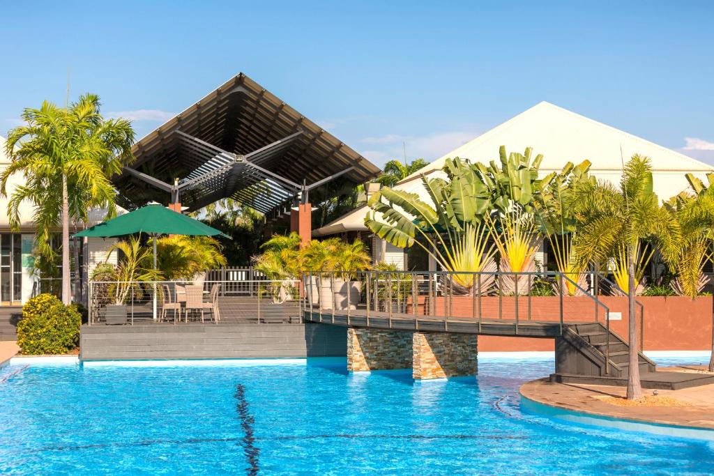 un complejo con piscina y puente en Oaks Cable Beach Resort, en Broome