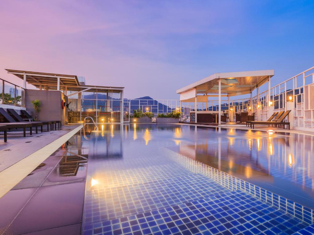 Swimming pool sa o malapit sa ASHLEE Heights Hotel Patong