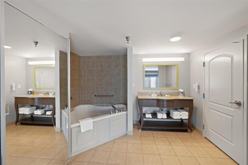Hampton Inn & Suites Madera - King Studio Suite With Whirlpool - Non-Smoking