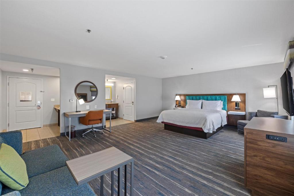 Hampton Inn & Suites Madera - King Studio Suite With Sofa Bed - Non-Smoking