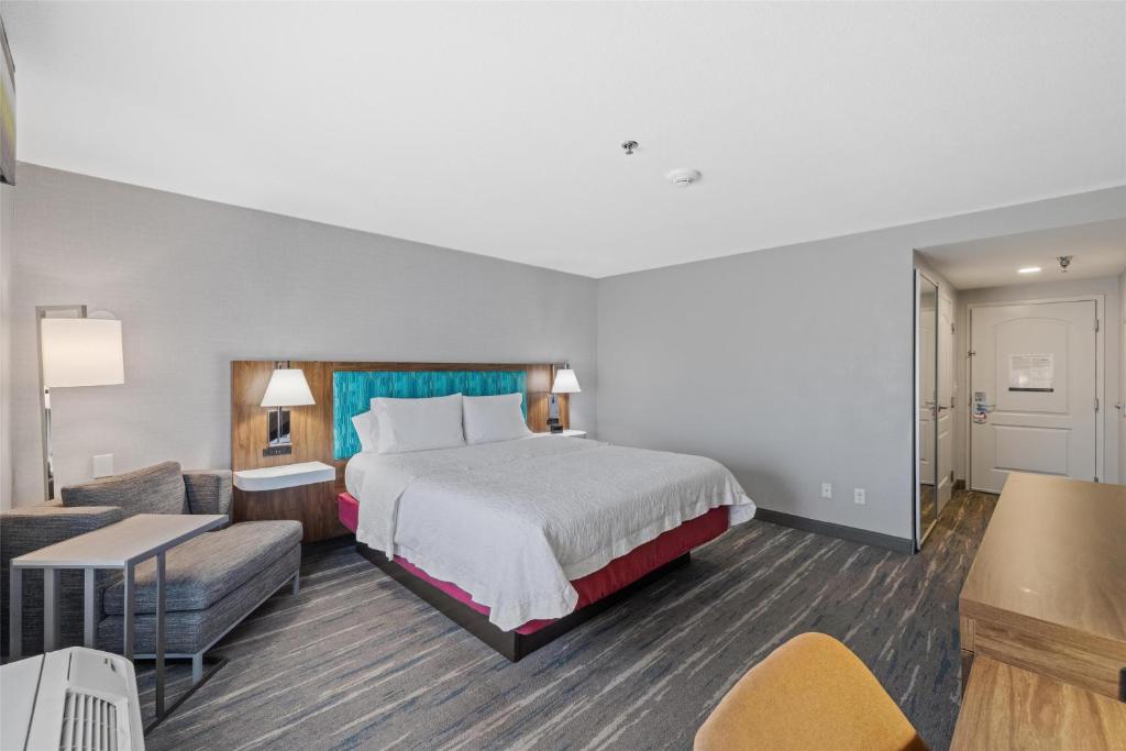 Hampton Inn & Suites Madera - King Room With King Bed - Non-Smoking