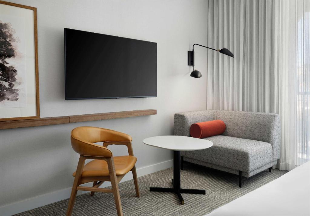 The Ava Hotel Paso Robles, Curio Collection By Hilton - King Room With Juliet Balcony