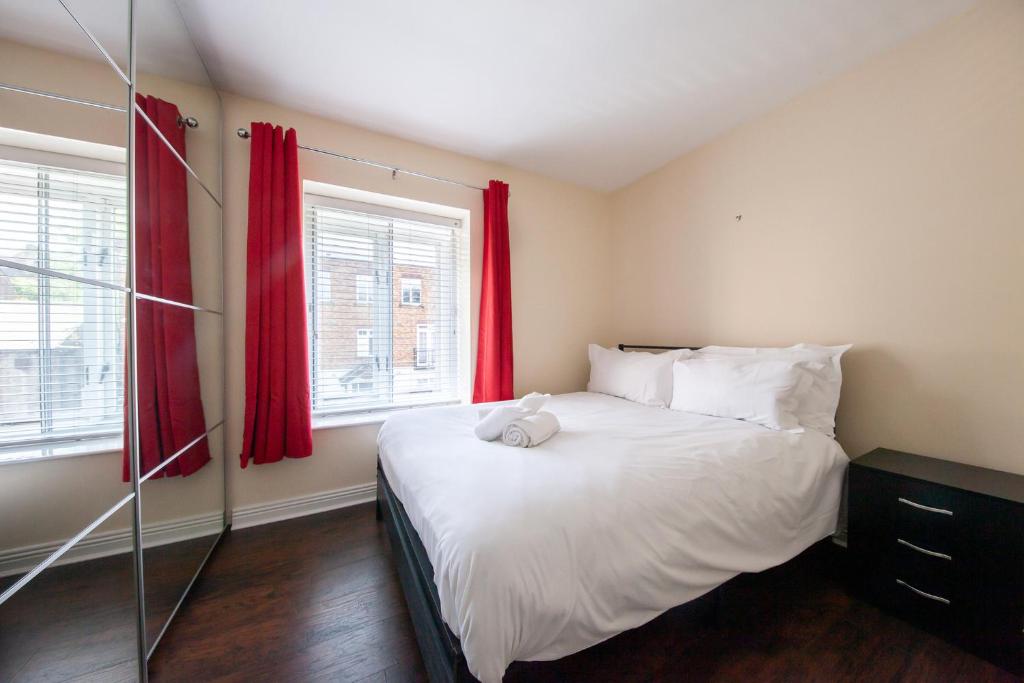 Ένα ή περισσότερα κρεβάτια σε δωμάτιο στο Bright 2BR at Kilmainham Gaol reduced prices