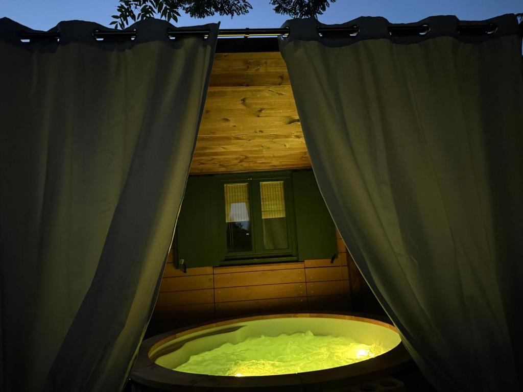 Galeriebild der Unterkunft Roulotte nature et bain nordique privé à deux in Forges