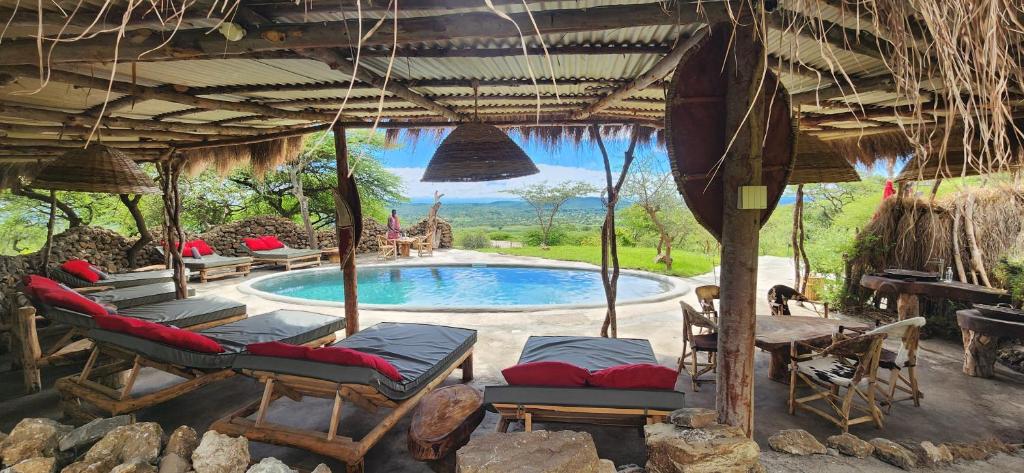 La pileta dentro o cerca de Maasai Sacred Site - Africa Amini Life