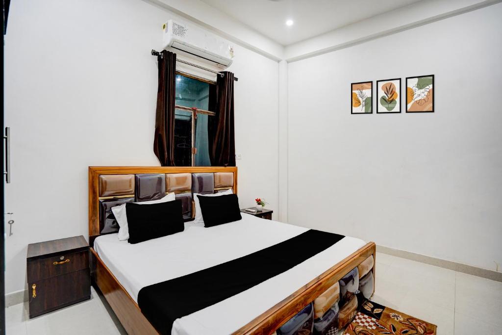 a bedroom with a large bed in a room at Super Hotel O Prayagraj Sangam Railway Junction Formerly Veni Madhv Inn in Dārāganj