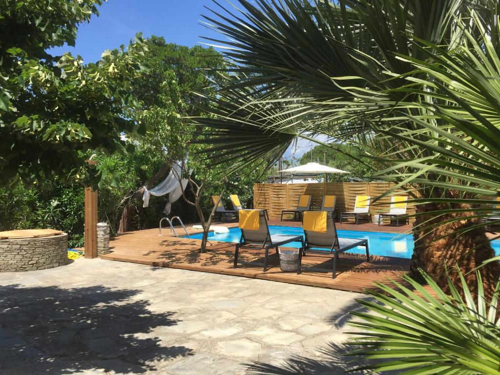 um pátio com cadeiras e uma piscina em Filippos Resort II by Karidi em Vourvourou