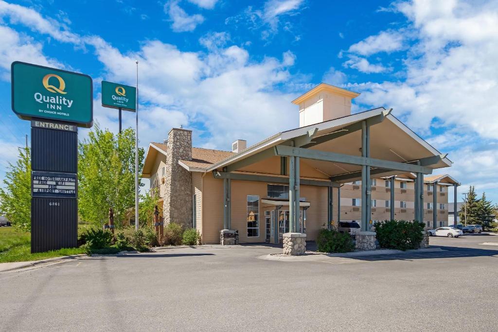 a office building with a sign in front of it at Quality Inn Belgrade - Bozeman Yellowstone Airport in Belgrade