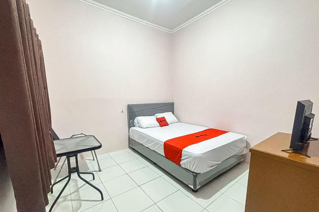 Postel nebo postele na pokoji v ubytování RedDoorz at Terus Manis Suryakencana