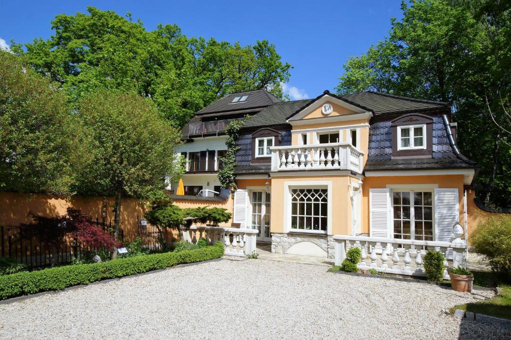 ein großes Haus mit einer Einfahrt davor in der Unterkunft Yacht- , und Reisemobilhafen "Historisches Fährhaus" Wendenschloss in Berlin