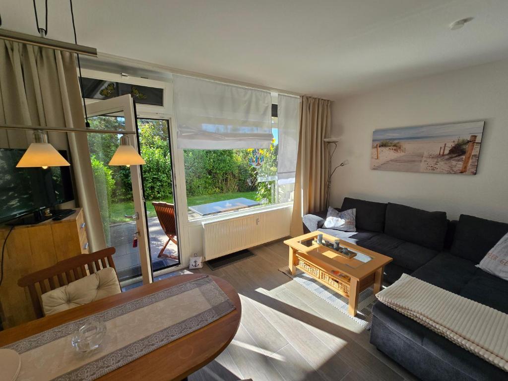 a living room with a couch and a table at Vier Jahreszeiten 5-2 in Großenbrode-Kai