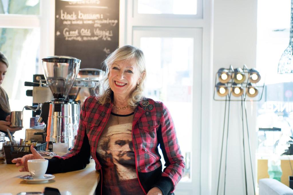 a woman sitting at a counter in a coffee shop at B&B de singel in Utrecht