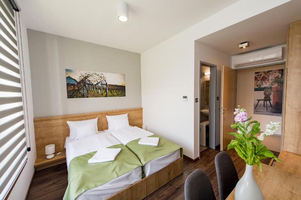 Postel nebo postele na pokoji v ubytování Pilvax Hotel Kalocsa