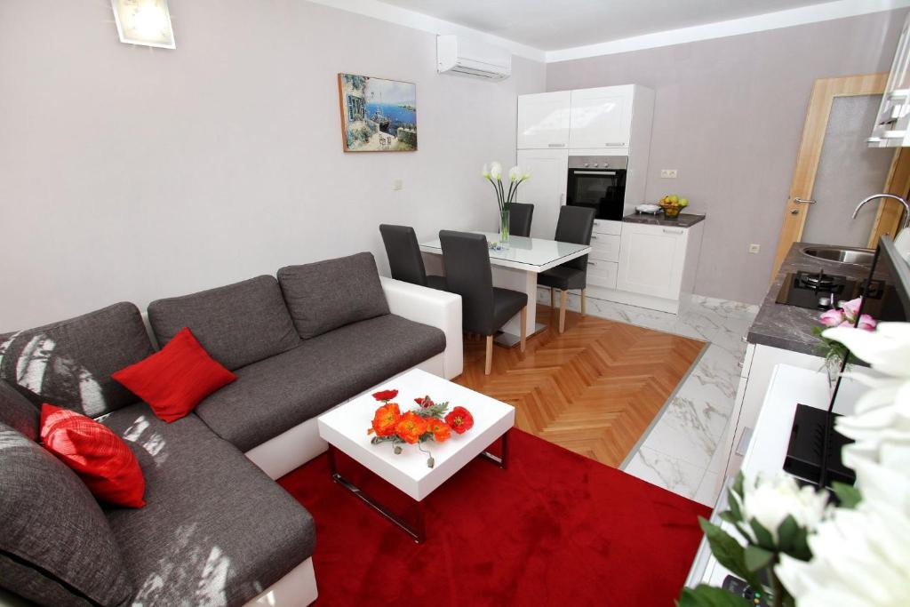 een woonkamer met een bank en een tafel bij Apartment Grga in Split