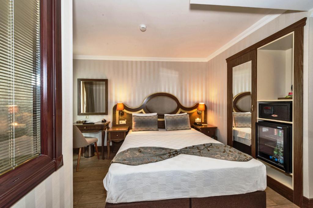 A bed or beds in a room at The Central Hotel