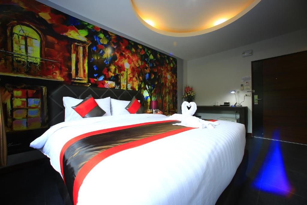 D11 Hotel - Deluxe King Room