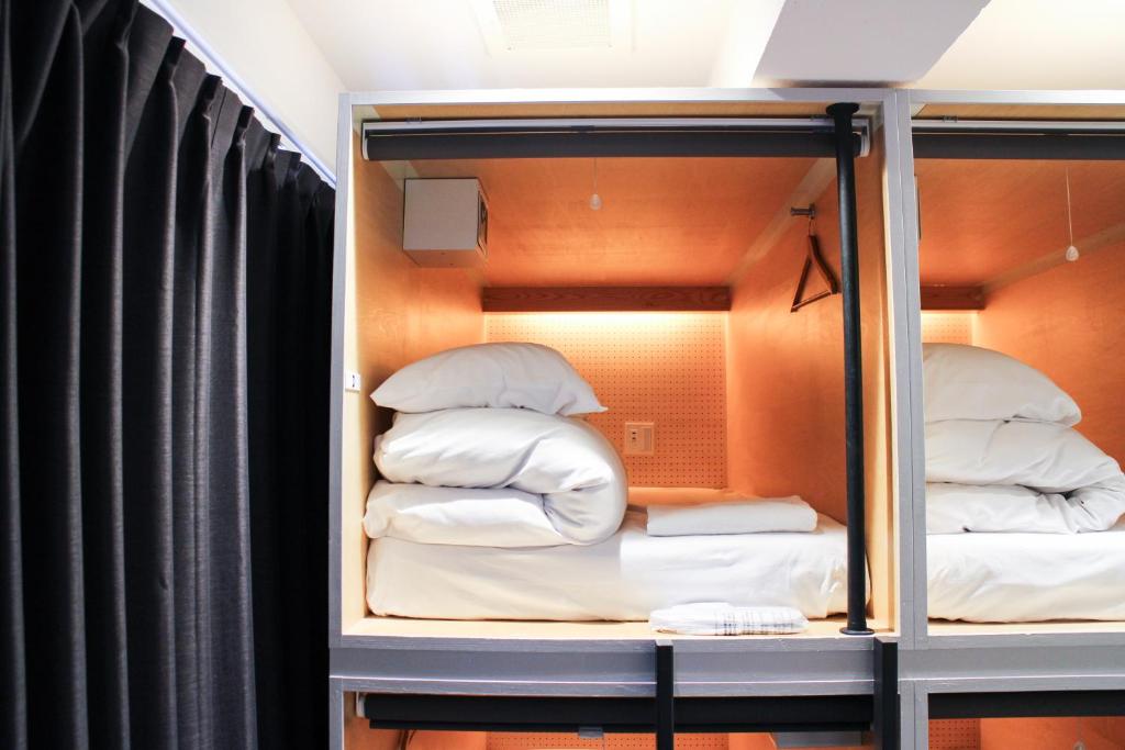 Postel nebo postele na pokoji v ubytování ホステルエリーラ神田 HOSTEL EstLiLas KANDA