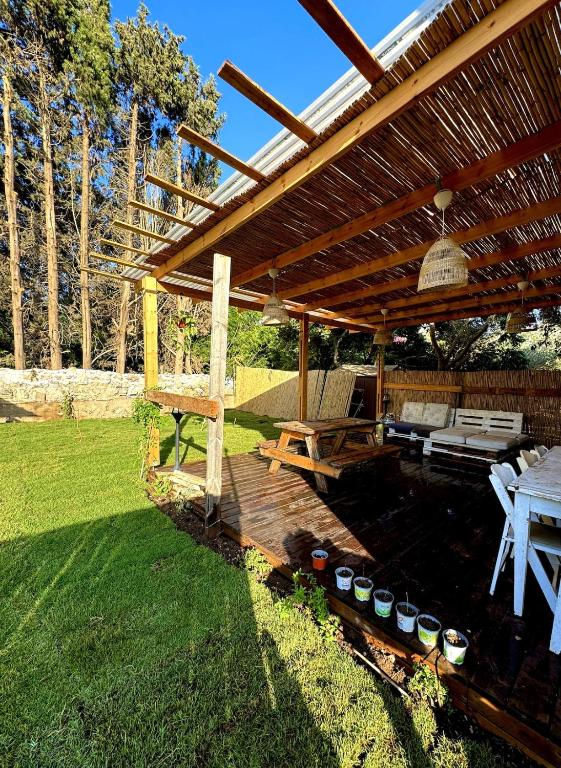 Taman di luar Cozy Farmhouse with Goats, Garden & Deck