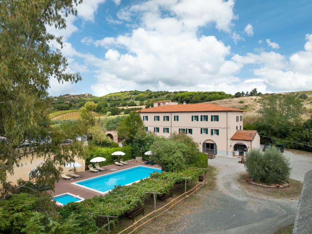 an external view of a villa with a swimming pool at Agriturismo Antica Fonte in Rosignano Marittimo