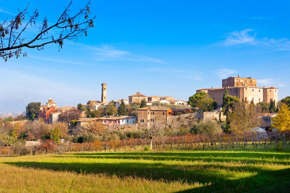 une ville sur une colline avec un champ vert dans l'établissement Appartamento Le Nuvole da Davide e Romina, à Santarcangelo di Romagna