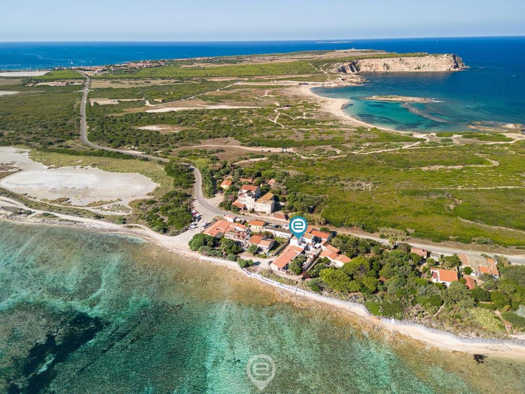 La Casa sul Mare في San Vero Milis: اطلالة جوية على جزيرة صغيرة في المحيط