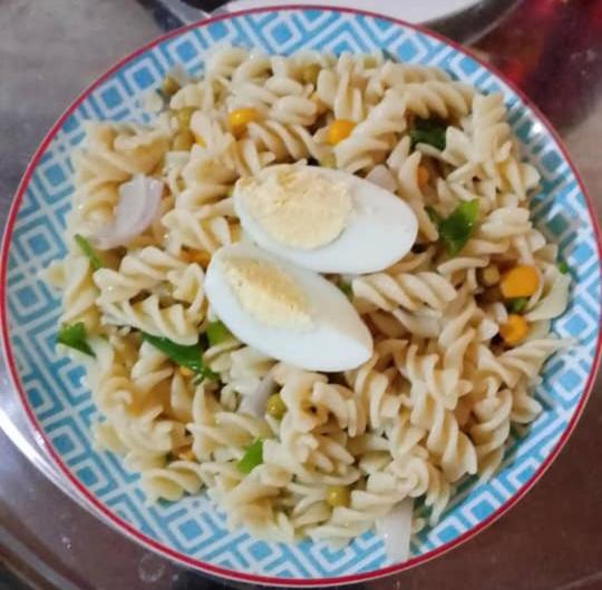 eine Schüssel Nudeln mit Eiern auf einem Tisch in der Unterkunft Le Centurion in Brazzaville