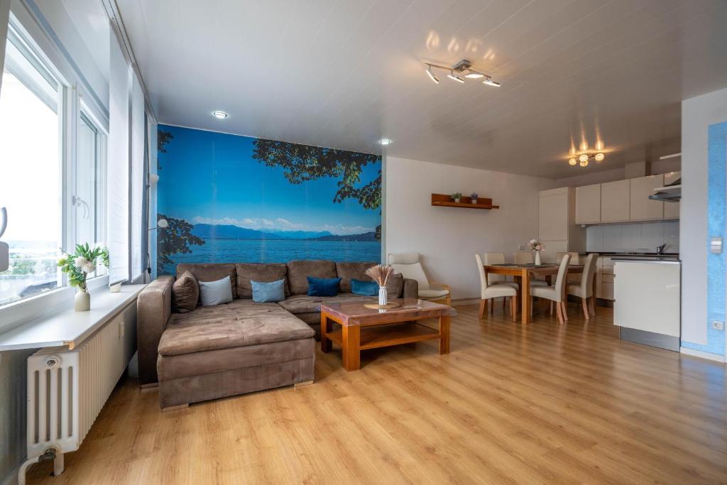 una sala de estar con un sofá y una mesa en Penthaus Schlossbühl, en Oberuhldingen