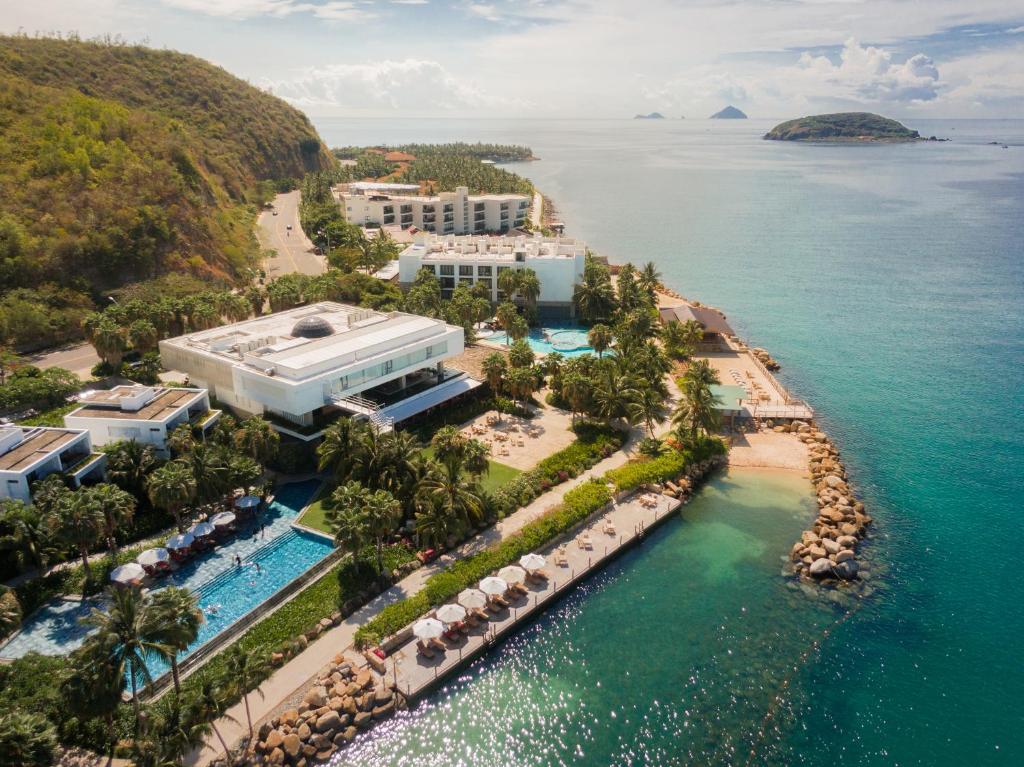 une vue aérienne du complexe et de l'océan dans l'établissement Alibu Resort Nha Trang, à Nha Trang