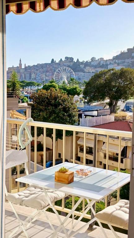 Studio Calme BORD DE MER Balcon avec Vue sur MENTON, Ascenseur, Climatisation, Ideal location quiet near sea, balcony with city view, elevator, AC