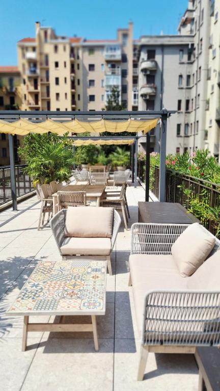 Vytalea - Trilocale moderno con patio e doppi servizi, vicino M4 - Modern apartment 2-Bedroom with Patio & Two Bathrooms, near Metro M4